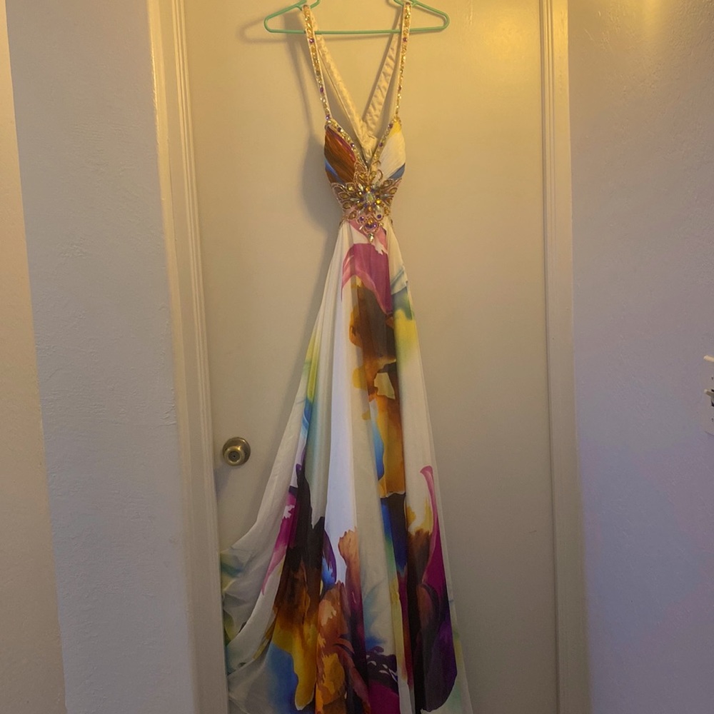 Beautiful colorful flows dress size 5/6 but wears more like a 3/4.